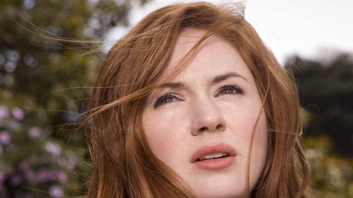 Karen Gillan Looking Up Thinking Something Face Closeup